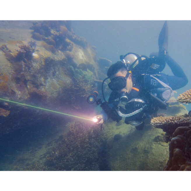 OrcaTorch D570-GL 2.0 Dive Light with White Light (1500 Lumens) and Green Laser Light (1000 Metres) - Image 21